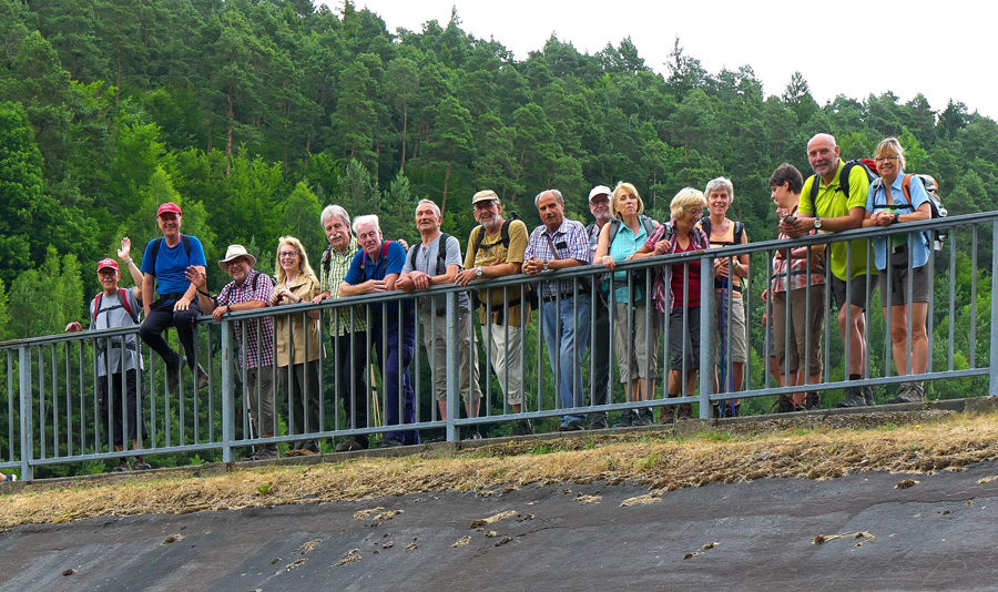 Gruppe auf dem Damm des Marbach Stausees