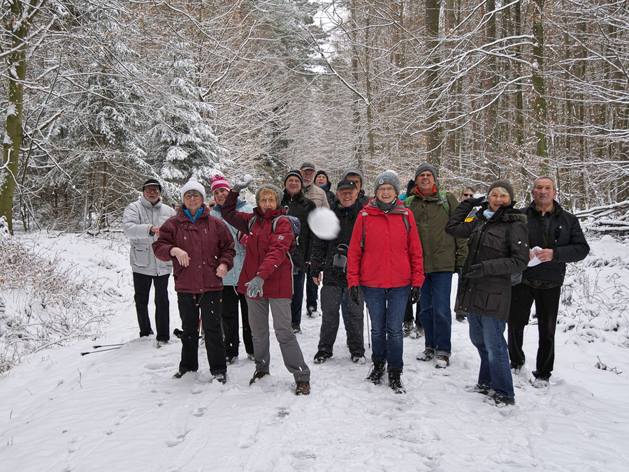 Schneeballschlacht auf dem Weg zur Moret