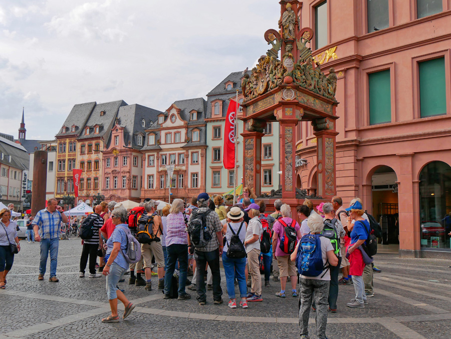 Wandergruppe am Marktbrunnen