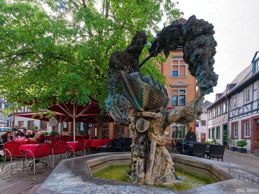 Marktplatz mit dem Weinbrunnen