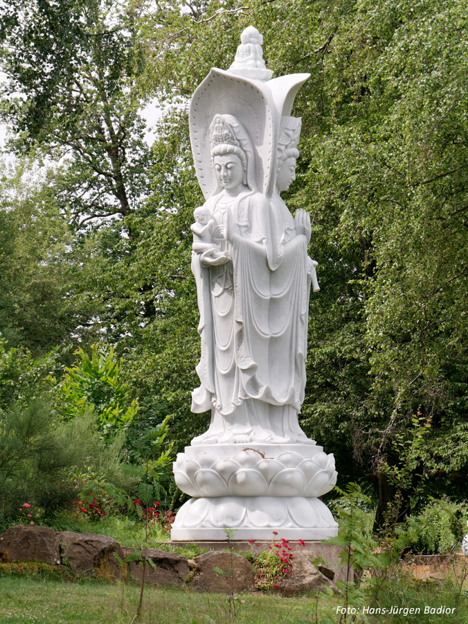 Wandergruppe am buddhistisches Kloster in Siedelsbrunn