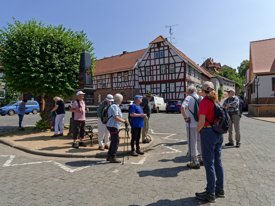 Die 13km-Gruppe auf dem Heubacher Marktplatz