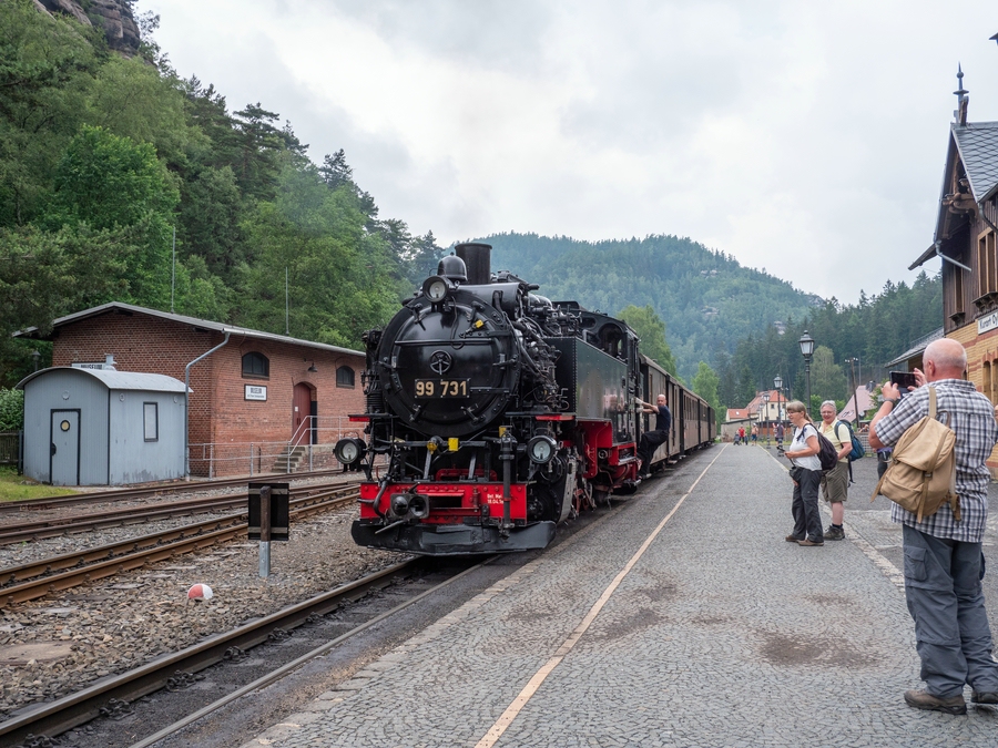 Schmnalspurbahn am Bahnhof Oybin