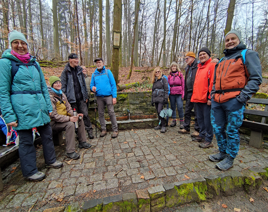 15km-Wandergruppe-an-der-Irrbachquelle