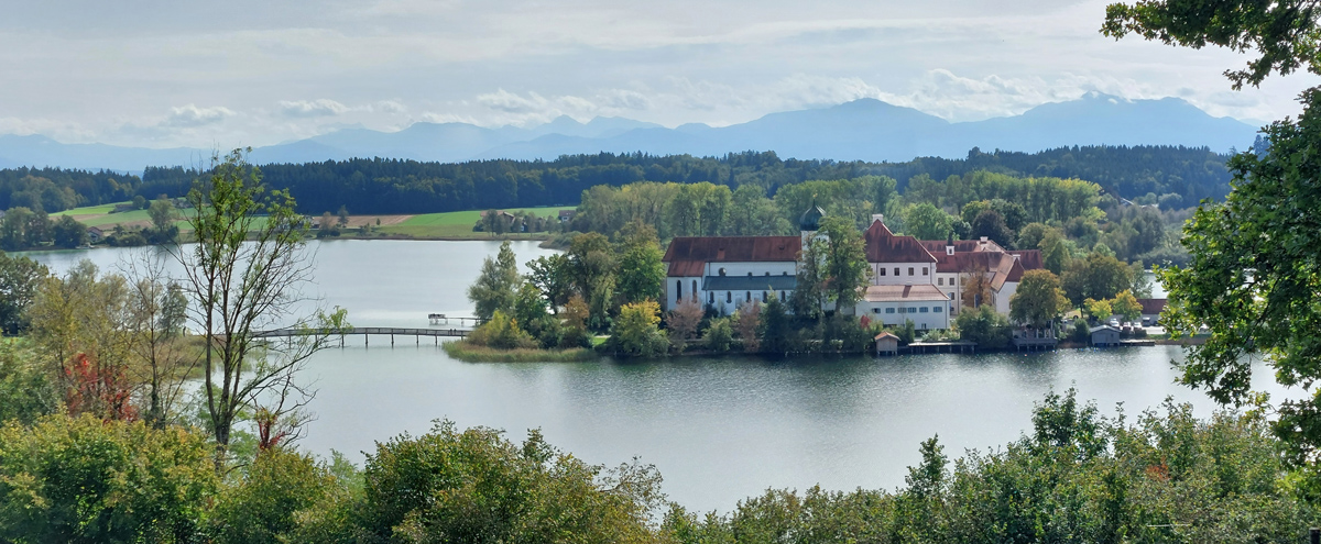 Blick auf Kloster Seeon