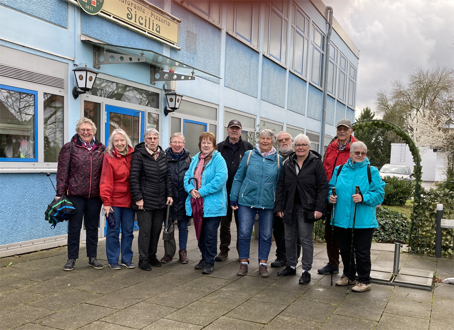 Wandergruppe vor Restaurant Sicilia