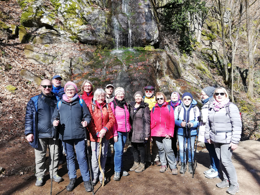 Gruppe_Mittelstrecke-am-fallenden-Wasser