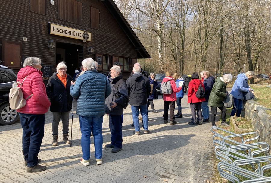 Wandergruppe-an-der-Fischerhuette