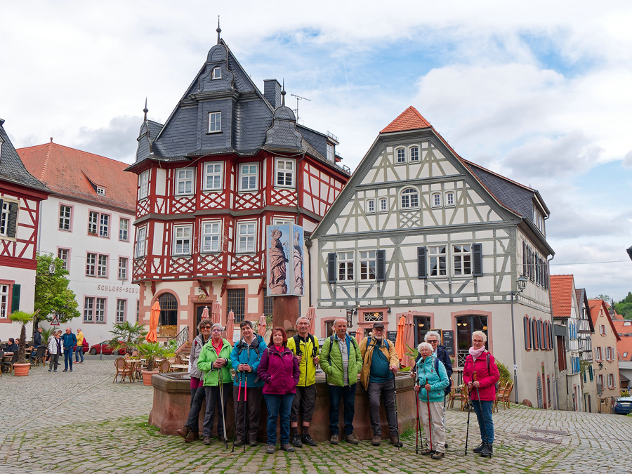 Gruppe3-am-historischen-Marktplatz