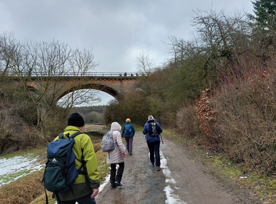 Begegnung am Viadukt