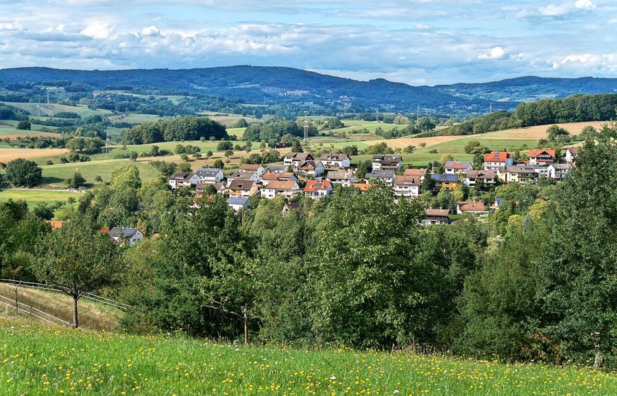 Blick zurück ins Weschnitztal, im Hintergrund der Krehberg mit dem Sendeturm, rechts die Neunkirchner Höhe.